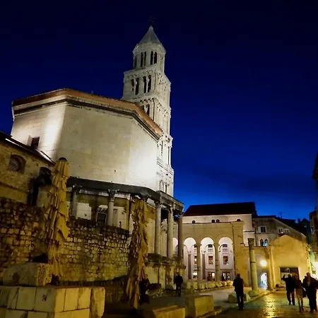 Papalic Palace Appartamento *